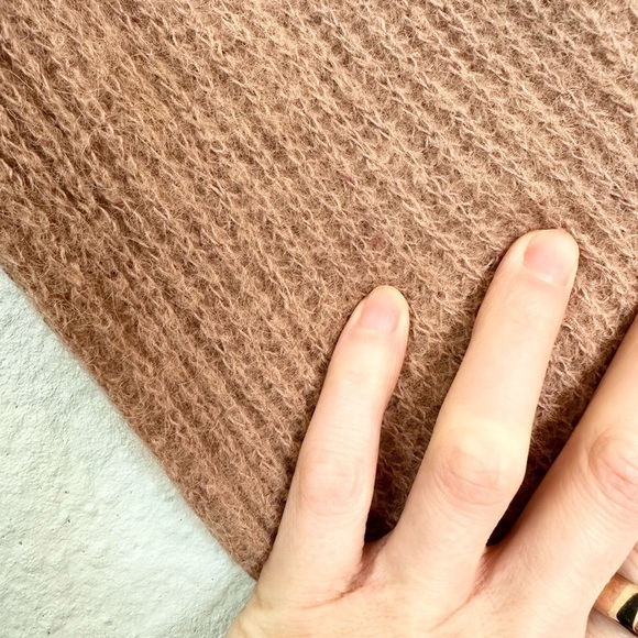 Everlane | the Alpaca Crew Sweater FLAW - Picture 6 of 11